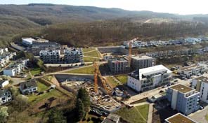 Luftbild einer Baustelle von Zenz-Massivhaus in Trier